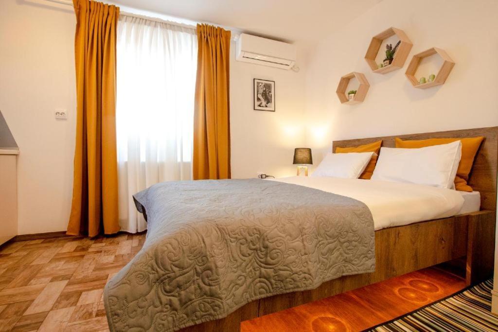 Color Apartments Old Town Center Букурещ Екстериор снимка