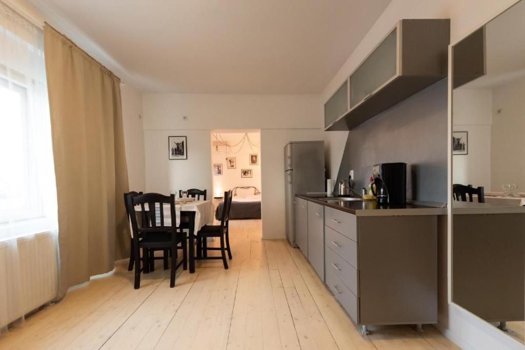 Color Apartments Old Town Center Букурещ Екстериор снимка